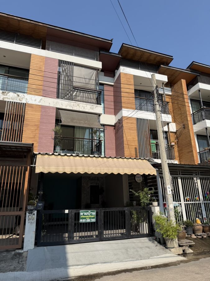 - ขายทาวน์เฮาส์ 3 ชั้น หมู่บ้านผาสุขสันติ ซ.พัฒนาการ 67 แยก 10 พร้อมเข้าอยู่ ทำเลดี