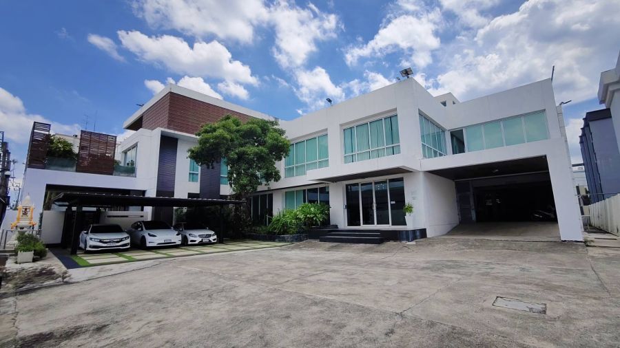 - ให้เช่าออฟฟิศพร้อมคลังสินค้าครบวงจร ซ.ลาดพร้าว 124 พื้นที่ 1,396 ตร.ม. ที่จอดรถกว่า 40 คัน รถใหญ่เข้าได้