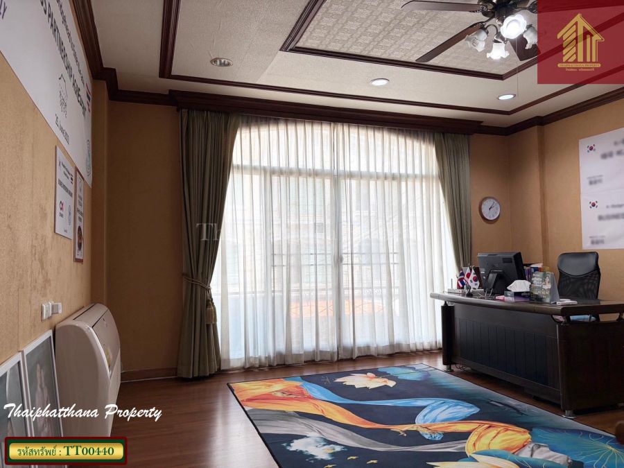- บ้านกลางเมือง เดอะรอยัล โมนาโค ศรีนครินทร์-พัฒนาการ โฮมออฟฟิศ 3.5 ชั้น แนวรถไฟฟ้าสายสีเหลือง