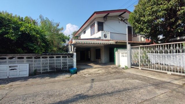 - บ้านเดี่ยวลาดพร้าว บ้านเดี่ยวพหลโยธิน เสนานิคม 2 หลัง 88 ตรว พื้นที่รวม 300 ตรม