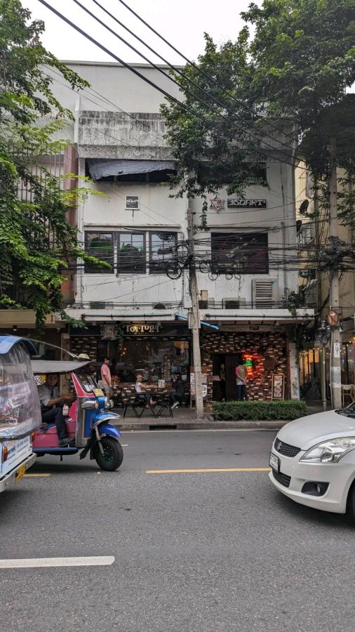 - เซ้งกิจการบาร์และร้านอาหาร 2 คูหา 3 ชั้น ทำเลศักยภาพบนถนนบรรทัดทอง พร้อมดำเนินกิจการต่อได้ทันที