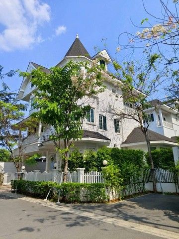 - บ้านเดี่ยวหลังใหญ่สไตล์ยุโรป 3 ชั้น 4 ห้องนอน 5 ห้องน้ำ โครงการแฟนตาเซีย วิลล่า บางนา International Village
