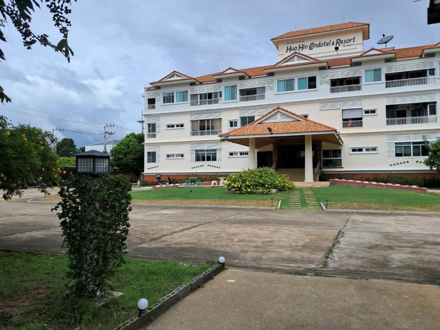 - หัวหินคอนโดเทล แอนด์รีสอร์ท ทวีพร (Hua Hin Condotel & Resort Taweeporn)