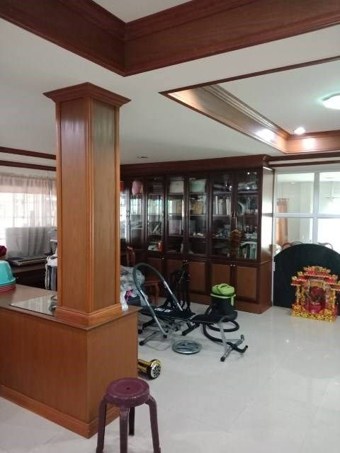 - ที่ดินพร้อมอาคารชั้นเดียวติดถนน ตั้งอยู่ที่ถนนรวมห้างสรรพสินค้า โฮมโปร โลตัส โรบินสัน และแม็คโคร พร้อมบ้านพักอาศัย 2 ชั้น