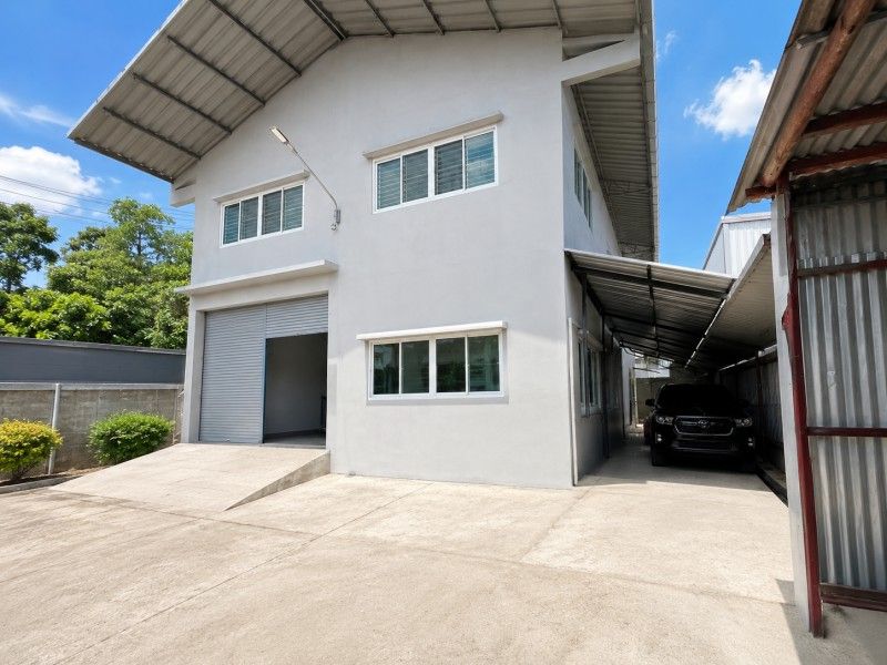 - ใกล้รพ.บางปะกอก1 850 ม. โรงงาน 506 ตร.ม. ให้เช่า 2 ชั้น 4 นอน 2 น้ำ 114 ตร.ว.สุขสวัสดิ์28-32