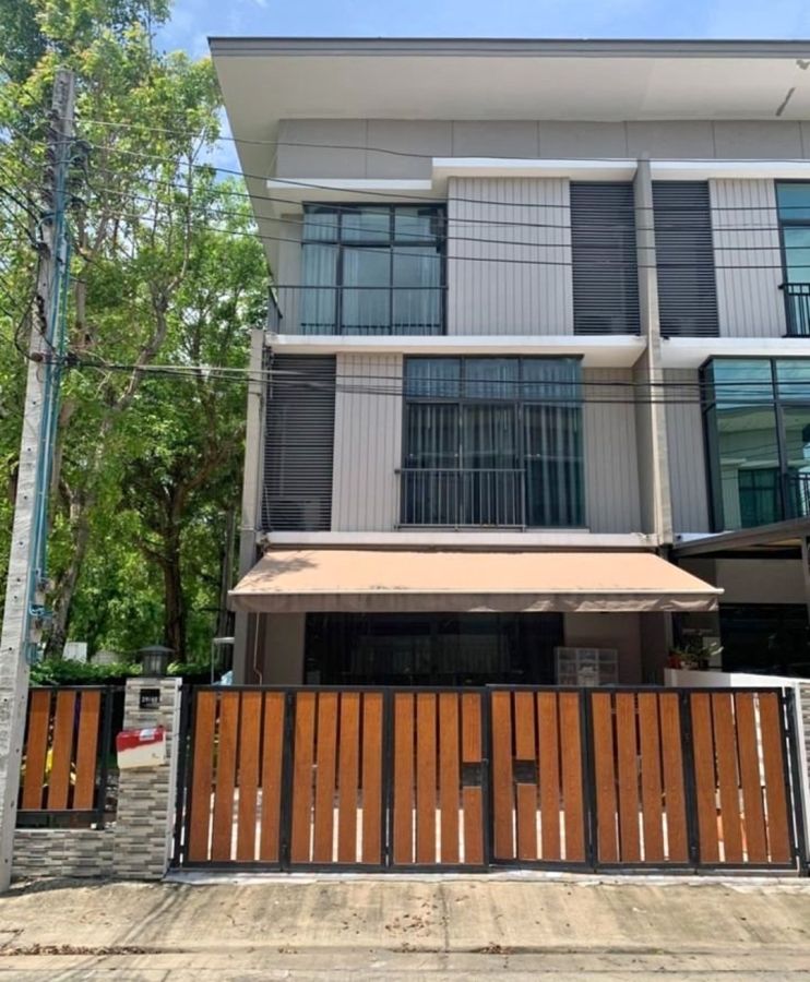 - ให้เช่า ทาวน์โฮม 3 ชั้น โครงการ พฤกษาวิลล์ 64 หลังมุม ห้องกว้างพิเศษ ราคา 20,000 บาท/เดือน