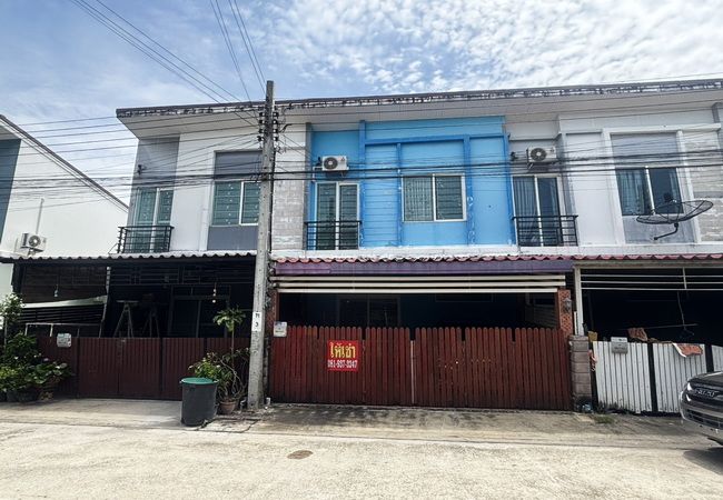 - ให้เช่าทาวน์เฮ้าส์ หมู่บ้านกัสโต้ บางนา-สุวรรณภูมิ เนื้อที่ 18.5 ตร.ว. 2 ชั้น 3 นอน 2 น้ำ พร้อมอยู่