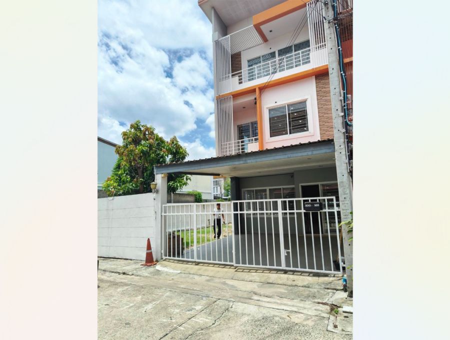 - บ้านรัชธานี 10 ซอยคู้บอน 27 เขตบางเขน ทาวน์เฮ้าส์ 3 ชั้น แปลงมุม ติดสวน 49 ตารางวา 3 นอน 4 น้ำ