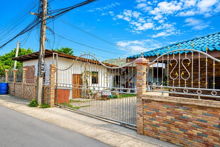 - ขายบ้านพร้อมที่ดิน อ.เชียงคำ พะเยา พื้นที่กว้าง พร้อมโกดัง บนพื้นที่ 278 ตร.วา เหมาะทำธุรกิจ / อาคารพาณิชย์