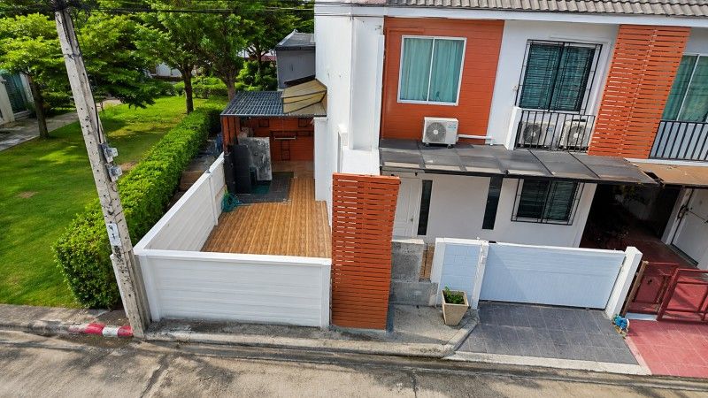- เดอะคริสตัล เอกมัย-รามอินทรา 900 ม. 28 ตร.ว.224 ตร.ม. ใกล้วัดลาดปลาเค้า 700 ม. ทาวน์โฮม 2 ชั้น หลังมุม 3นอน 2 น้ำ รีโนเวทใหม่ พร้อมเฟอร์ฯ