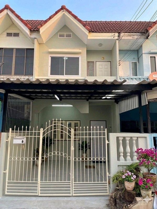 - ขาย บ้านทาวน์เฮาส์ 2 ชั้น หมู่บ้านสินธานี2 ซ.รามอินทรา119 ติดถนนใหญ่ ใกล้รถไฟฟ้า