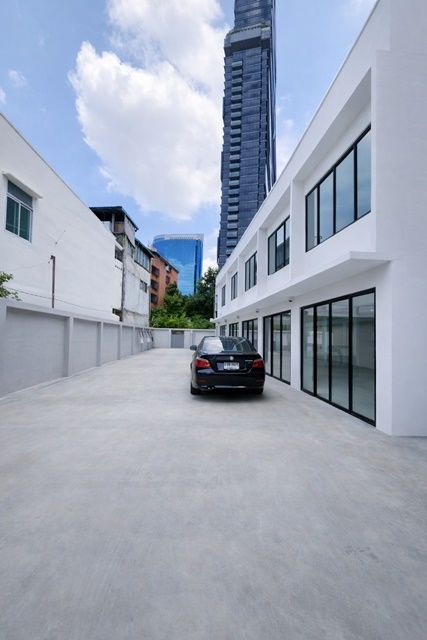 - Showrooms 6คูหา โรงเรียนกรุงเทพคริสเตียน เกือบครึ่งไร่ 160ตร.วา BTSสุรศักดิ์ 199ม. 4นอน 4น้ำ จอดรถ8คัน เดอะ แบงค็อก สาทร