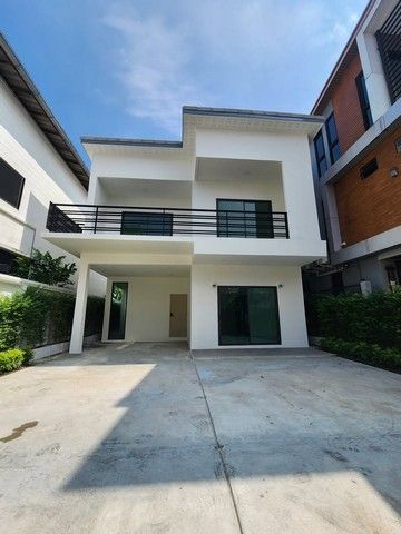 - 3 ห้องนอน 4 ห้องน้ำ1 ห้องนั่งเล่น ประตูควบคุมด้วยรีโมท 3 ที่จอดรถ