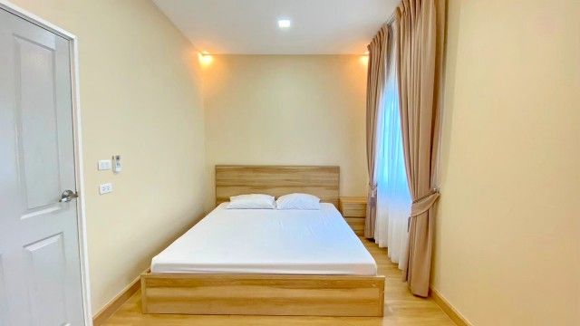 - บ้านใหม่ตกแต่งครบ ใกล้BTS สำโรง 900 ม.ทาวน์โฮมหรู 2 ชั้นหลังมุม 3 นอน 2 น้ำ 17 ตร.ว.134 ตร.ม.พร้อมเฟอร์ฯ เหมาะสำหรับอยู่อาศัย