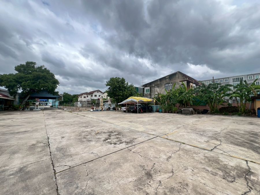 - ขาย ที่ดิน ซอย ลาดพร้าว 41 ใกล้ รถไฟฟ้า ภาวนา ลาดพร้าว โชคชัย 4 เนื้อที่ 1,322 ตรว.