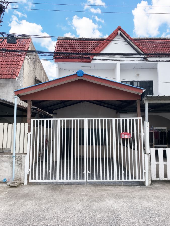 - ขายด่วน บ้านทาวน์เฮ้าส์ ราษฎร์อุทิศ 54 หมู่บ้านฉัตรหลวง ถูกที่สุดในหมู่บ้าน ใกล้รถไฟฟ้า เจ้าของขายเอง ยินดีรับนายหน้า