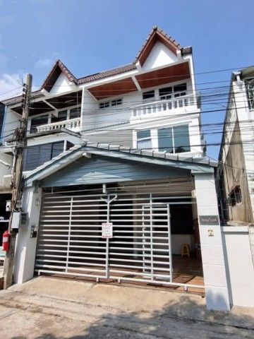 - For Sale ขายบ้านรัชดา 19 ลาดพร้าว 18 หมู่บ้านอยู่เจริญพัฒนา 3 ชั้น 7 ห้องนอน 33 ตารางวา