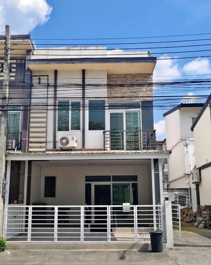 - ให้เช่า ทาวน์เฮ้าส์ กัสโต้ รามคำแหง พร้อมอยู่ 25 นาที ถึงสนามบินสุวรรณภูมิ ราคา 23,500 บาท/เดือน