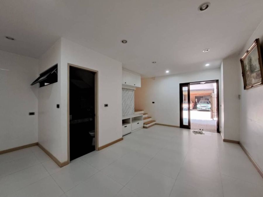 - ให้เช่าบ้านใหม่ทั้งหลัง 3 ชั้น ครึ่งสไตล์ Loft Modern เพดานสูง พร้อมเฟอร์ 3 นอน 3 น้ำ บนถนนแจ้งวัฒนะ ใกล้รร. นานาชาติ ใกล้บีทีเอส สามัคคี สายชมพู