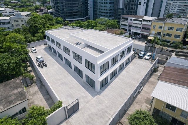 - จอดรถ8คันเดอะ แบงค็อก สาทร เกือบครึ่งไร่ 160ตร.วา BTSสุรศักดิ์ 199ม. โรงเรียนกรุงเทพคริสเตียน Showrooms 6คูหา 4นอน 4น้ำ