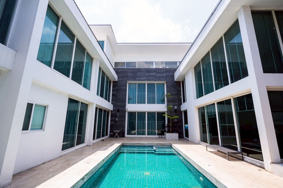 - ขายบ้านเดี่ยวระดับลักชัวรี พร้อมสระว่ายน้ำส่วนตัว เมืองแก้ว บางนา