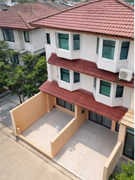 - MRTลาดพร้าว 500ม. ใกล้รถไฟฟ้ากว่าคอนโด MRTรัชดาภิเษก 220ม. ทาวน์โฮม 3 ชั้น ใหม่ 3 นอน 2 น้ำ22 ตร.ว. 264 ตร.ม. พร้อมเฟอร์ฯ