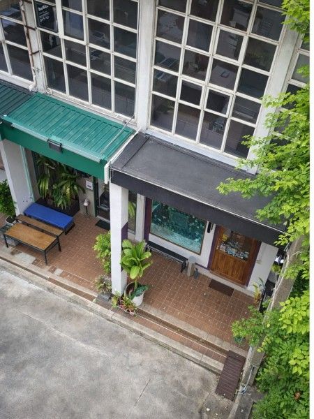 - ทองหล่อ BTS เอกมัย 1.86กม. รถไฟคลองตัน 650ม. เพชรบุรี อาคารพาณิชย์ 2 นอน 2 น้ำ 18 ตร.ว.พื้นที่ใช้สอย 72ตร.ม.ให้เช่าชั้นล่าง และชั้นลอย