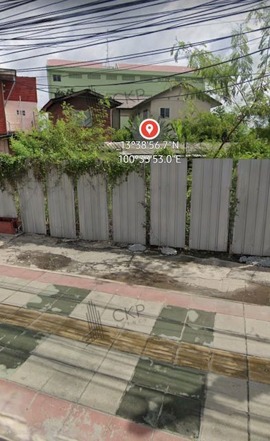 - ขายที่ดินทำเลศักยภาพ ติดถนนปู่เจ้าสมิงพราย ขนาด 60.4 ตร.วา เหมาะสำหรับทำอาคารพาณิชย์เพื่อการค้า หรือปลูกสร้างเพื่ออยู่อาศัยในทำเลใกล้เมือง