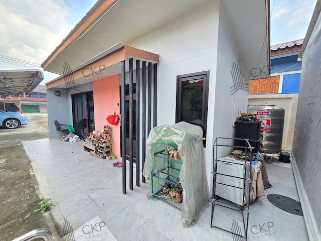- ขายบ้านพร้อมพื้นที่ขนาดใหญ่ ทำเลใกล้ถนนปู่เจ้าสมิงพรายเพียง 100 เมตร ขนาด 113 ตร.วา เหมาะสำหรับครอบครัวใหญ่ บ้านพักอาศัยพร้อมพื้นที่จอดรถ