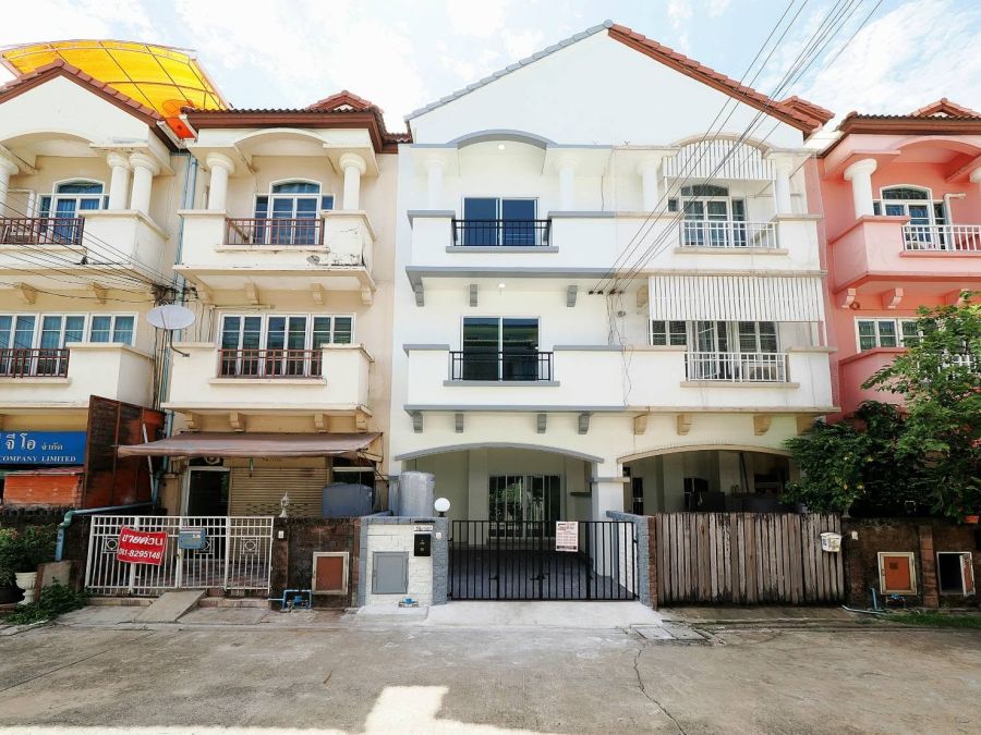 - ขายราคาพิเศษ ทาวน์โฮม 3.5 ชั้น หมู่บ้านสรานนท์ 4ห้องนอน 3ห้องน้ำ (ติวานนท์-ปากเกร็ด) บ้านเลขที่ 78/101 ขนาด 18 ตารางวา