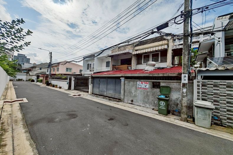 - ขายบ้านแฝด 2 ชั้น ซอยสบายใจ รัชดา-สุทธิสาร-ลาดพร้าว ใกล้รถ MRT สุทธิสาร