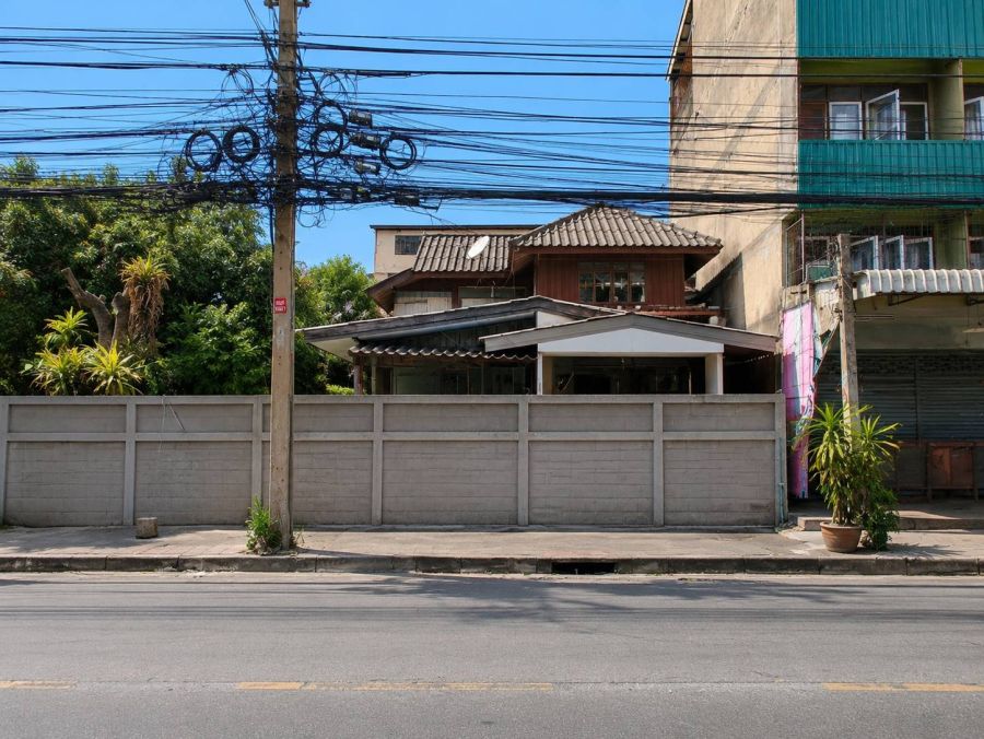 - ที่ดินพร้อมบ้านไม้ 2 ชั้น พระราม 6 ซอย 19 ถนนพระรามที่ 6 กรุงเทพ ราคาพิเศษ ที่ดินบนทำเลใจกลางเมือง ใกล้รถไฟฟ้า และทางด่วน