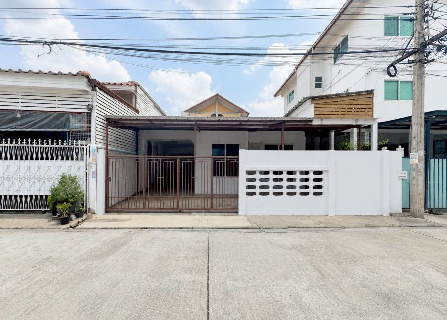 - บ้านเดี่ยว 1 ชั้น สร้างเอง ซอยพหลโยธิน 52 แยก 33 ถนนพหลโยธิน สายไหม กรุงเทพ ขายตามสภาพ ราคาพิเศษ บนทำเลศักยภาพสูง ใกล้รถไฟฟ้า และทางด่วน