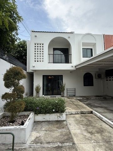 - ให้เช่าบ้านเดี่ยว2ชั้น ซอยพัฒนาการ74รีโนเวทใหม่ พร้อมเฟอร์นิเจอร์ หมู่บ้านเมืองทอง2/1