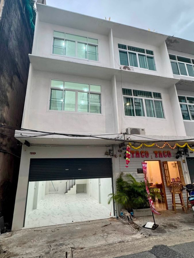 - ให้เช่าทาวน์เฮ้าส์ 4 ชั้น (หลังมุม) สาทร 11 รีโนเวทใหม่ พร้อมดาดฟ้า (Pet-Friendly & เหมาะทำธุรกิจ/โฮมออฟฟิศ)