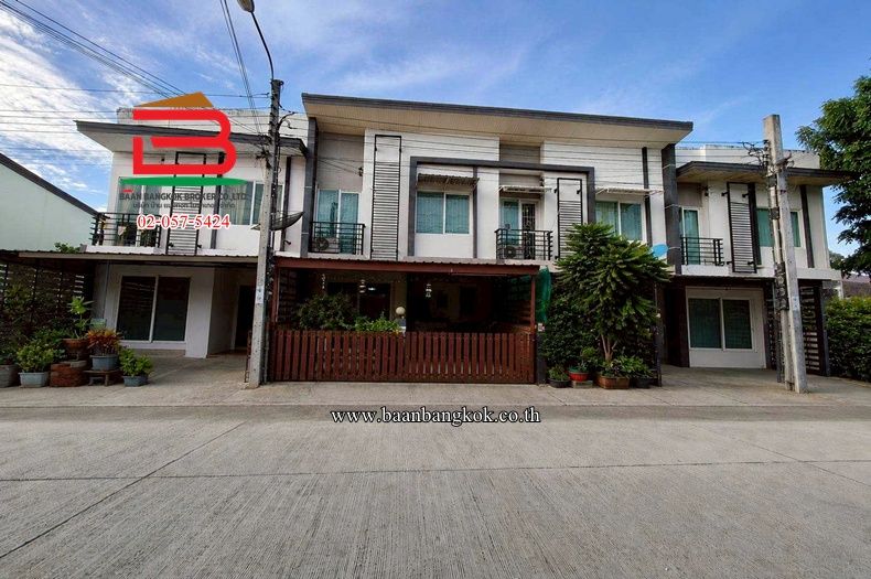 - ทาวน์เฮาส์ หมู่บ้านกัสโต้ (สุขสวัสดิ์ 26) เนื้อที่ 18.5 ตรว. ใกล้วัดโพธิทอง ถนนพระราม 2 แขวงบางมด