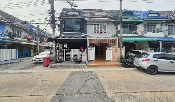 - ขายทาวน์เฮ้าส์ ใกล้รถไฟฟ้าสายสีม่วง สถานีคลองบางไผ่ 16 ตารางวา ราคา 1.4 ล้านบาท