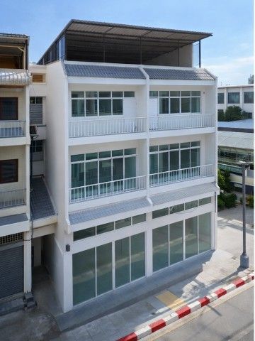 - ใกล้ MRT ศรีอุดม 400 ม. clinics showrooms ตึกแถว 2 คูหา ห้องหัวมุม ขนาด 56.5 ตร.ว. 900 ตร.ม.
