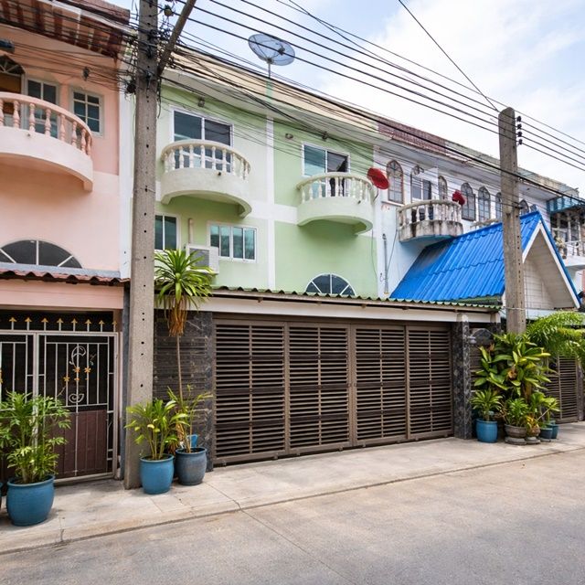- เลียบวารี ทาวน์เฮ้าส์ 2 ชั้นครึ่ง ใกล้ The Extenso พร้อมดาดฟ้า 2นอน 2 ห้องน้ำ 2 ที่จอดรถ 19ตร.ว. หนองจอก บิ๊กซีมิตรสัมพันธ์
