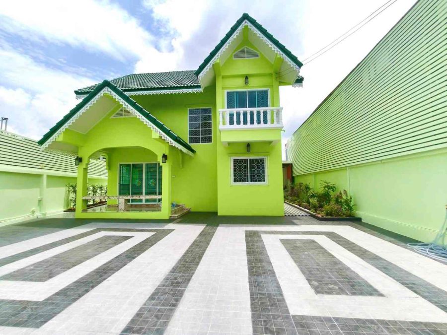 - บ้านเดี่ยวสวยหรู พร้อมอยู่ ใกล้เดอะมอลล์บางกะปิ และสถานีรถไฟฟ้าลาดพร้าว 101 ลัดออกเลียบด่วนและเกษตรนวมินทร์ได้ (เจ้าของขายเอง)