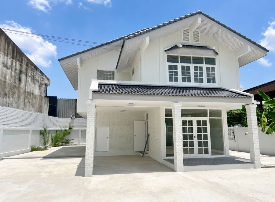 - ขายบ้านเดี่ยว 2 ชั้น ทำเลลาดพร้าว เลียบทางด่วนเอกมัย-รามอินทรา