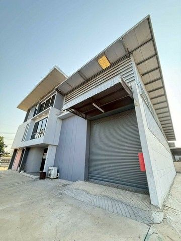 - โรงงานสำเร็จรูป สำนักงาน 3 ชั้น 180 ตรม. แอร์ 3 โกดัง 470 ตรม. 4 ห้องน้ำ ต.บึงทองหลาง