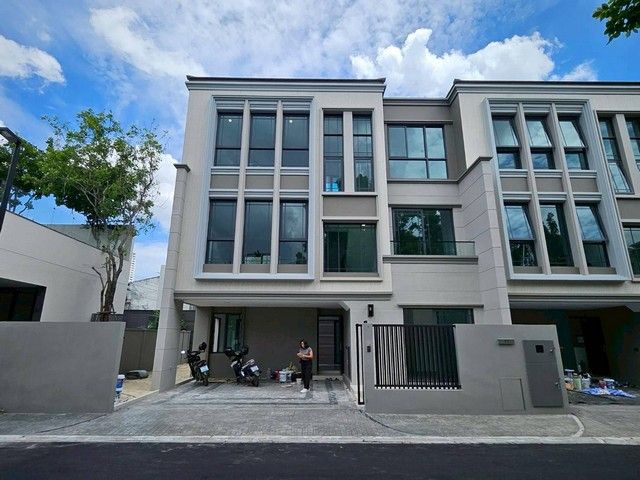 - ให้เช่า ทาวน์โฮม Classe Ratchayothin ขนาด 41.6 ตร.วา พทชส 228 ตร.ม 3 ห้องนอน 4 ห้องน้ำ บ้านใหม่ 3 ชั้น วิวสวนและน้ำพุ ใกล้ BTS พหลโยธิน