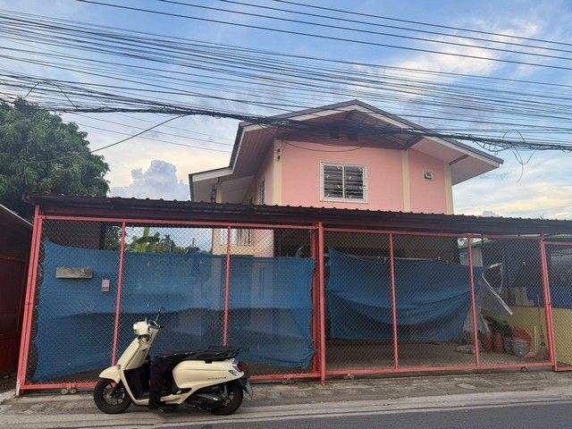 - บ้านเดี่ยว 2 ชั้น สร้างเอง ทำเลดี ติดถนน ใกล้แยกบางคูวัด จ.ปทุมธานี ราคาเพียง 3 ล้านบาท