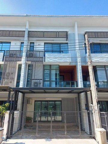 - โครงการ เพล็กซ์ บางนา 20 ตารางวา 3 ห้องนอน 4 ห้องน้ำ 2 living