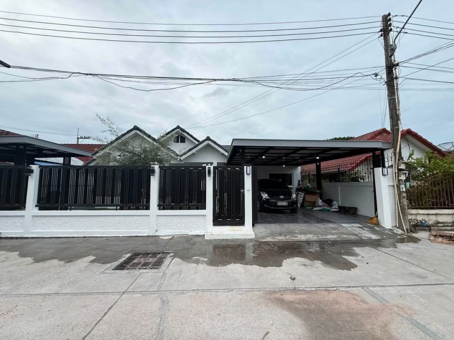 - ขายบ้านเดี่ยวชั้นเดียว พัทยา หนองปรือ 3 ห้องนอน รีโนเวทใหม่ 60 ตร.ว. ใกล้ถนนเลียบทางรถไฟ และมอเตอร์เวย์