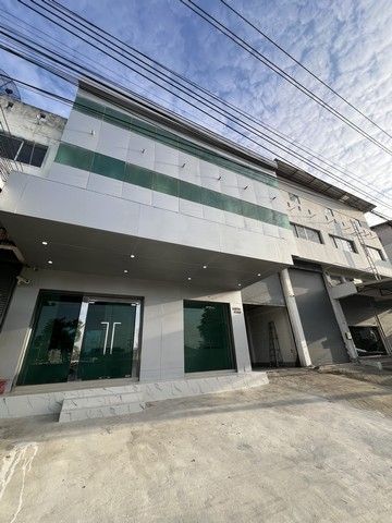- ให้เช่าสำนักงานออฟฟิต พร้อมโกดัง ตึก 3ชั้น ถ.กิ่งแก้วบางนาตราด ใกล้สนามบิน
