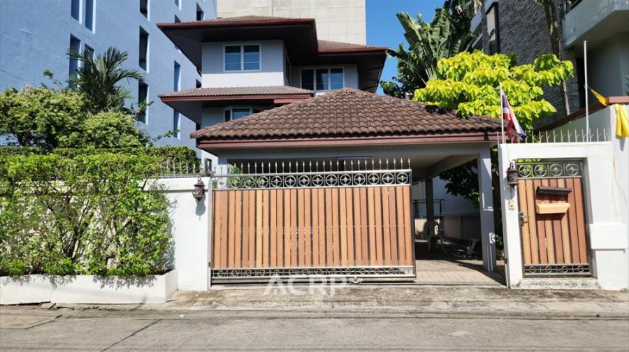 - ให้เช่าบ้านเดี่ยว 3 ชั้น ทำเลใจกลางทองหล่อ สุขุมวิท 55 บ้านสวย รีโนเวทแล้ว สภาพดีมาก พร้อมเข้าอยู่