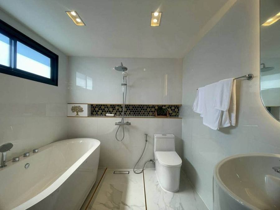 - บ้านหรูรีโนเวทใหม่พร้อมสระว่ายน้ำส่วนตัว ทำเลทองย่านรวมโชค-เซ็นเฟสฯ
