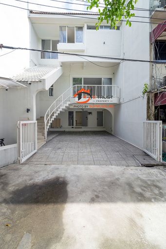 - ให้เช่า ทาวน์โฮม 3 ชั้น ม.คลองตันนิเวศน์ สุขุมวิท 71 (ปรีดีพนมยงค์ 42) 33 ตร.ว.ใกล้ BTS พระโขนง